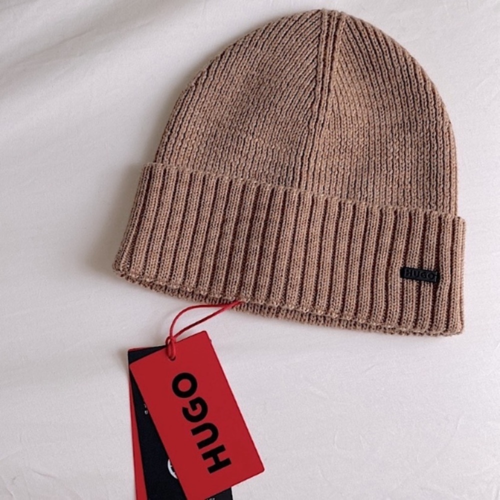 HUGO BOSS RIB KNIT VIRGIN WOOL BEANIE HAT with LOGO PLAQUE UNISEX